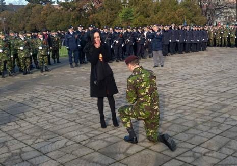 Un tânăr militar şi-a cerut iubita în căsătorie, la festivitățile de Ziua Naţională a României.