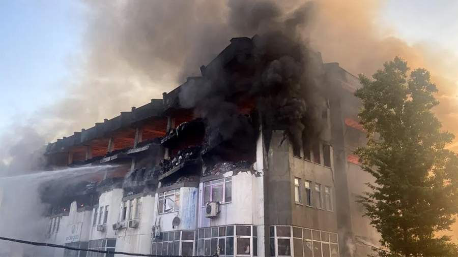На западе Стамбула почти сутки не могут потушить пожар на фабрике.