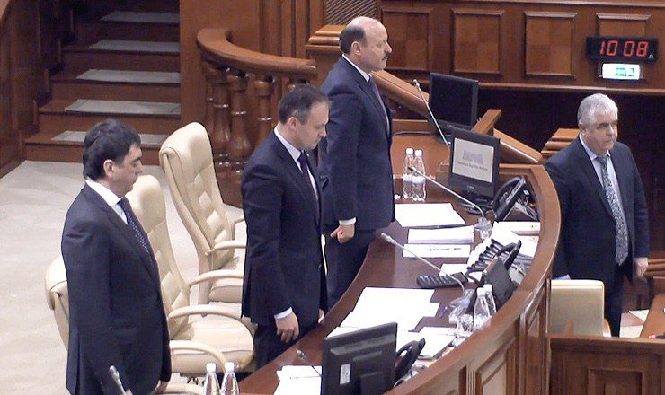 Сегодняшнее заседание парламента началось с минуты молчания в память о жертвах пожара в городе Кемерово, Россия.