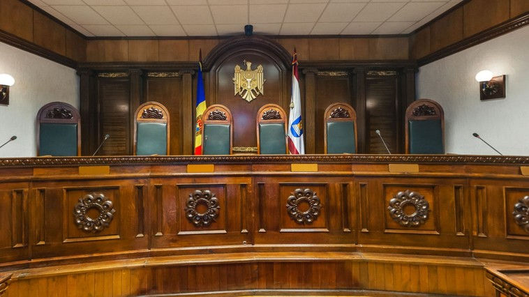 В Минюсте предложили сделать число судей КС нечетным.