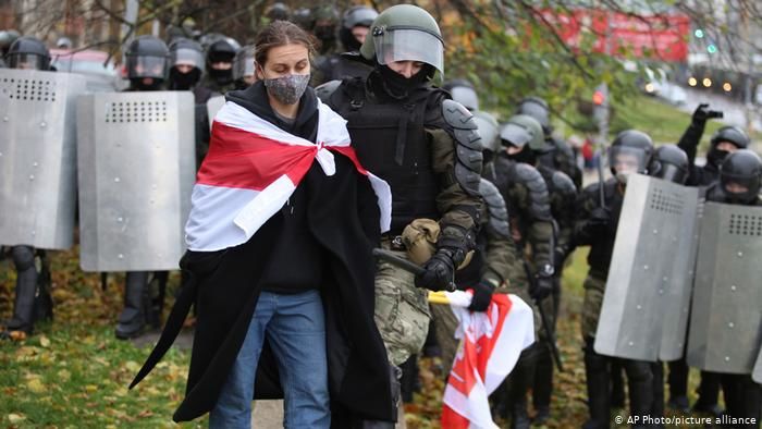 Свыше 400 человек задержаны на акциях протеста в Беларуси в воскресенье. Фото: dw.com.