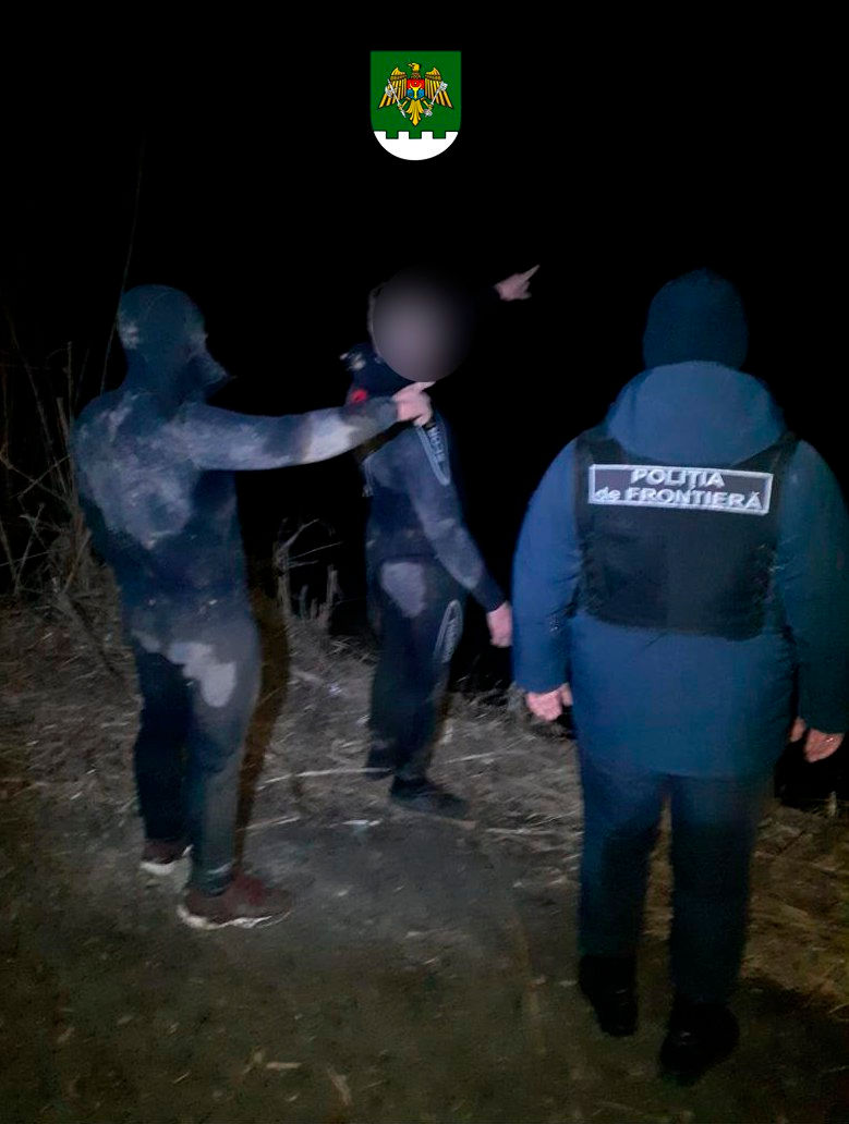 Двое украинцев пытались попасть в Молдову нелегально, переплывая Днестр.