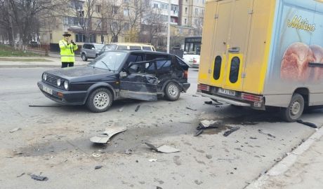 Trei maşini au fost avariate, iar două persoane au ajuns la spital în stare gravă în urma unui accident în sectorul Botanica al capitalei. Foto: jurnal.md