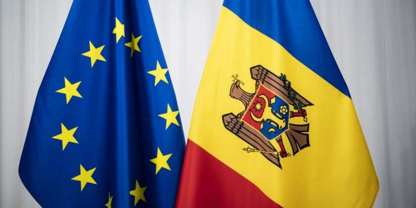 Еврокомиссия рекомендовала начать переговоры о членстве с Украиной и Молдовой.