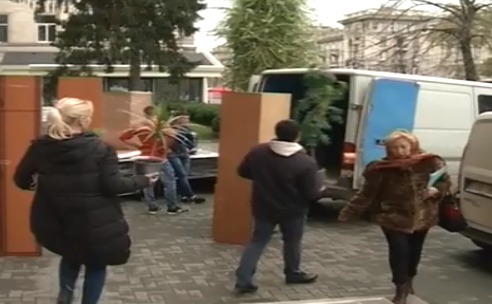 Все вещи, включая стулья, столы, цветы были перенесены в бывшее здание министерства сельского хозяйства.