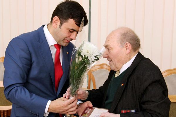 Chiril Gaburici a înmânat veteranilor celui de-al doilea război mondial medalii comemorative. Foto: evzmd.md