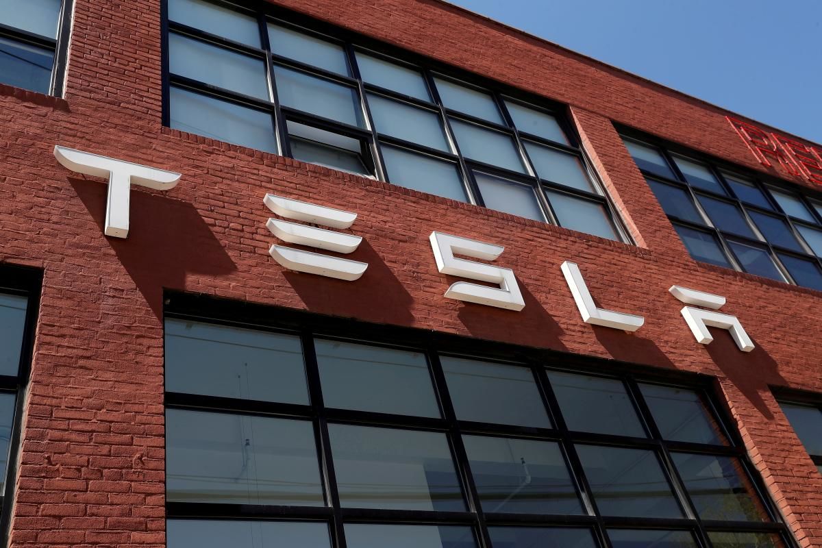 Американский регулятор начал расследование против Tesla.