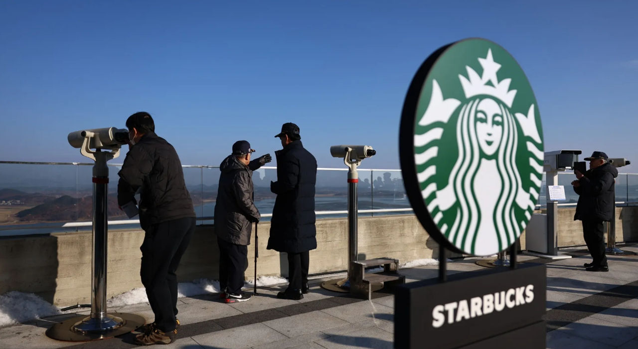 В Южной Корее появился Starbucks с видом на КНДР.