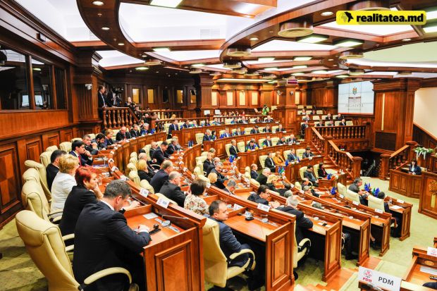 Fotoliile lăsate libere de ei vor fi ocupate curând de următorii deputați de pe listele de candidați ale partidelor. Foto: realitatea.md