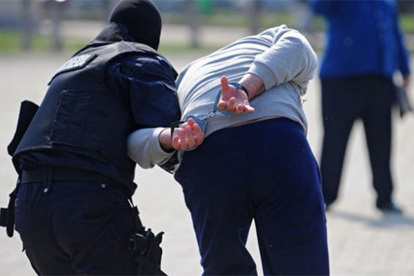 O femeie de 33 de ani din capitală a apelat la ajutorul unei grupări criminale pentru a-şi şantaja soţul.