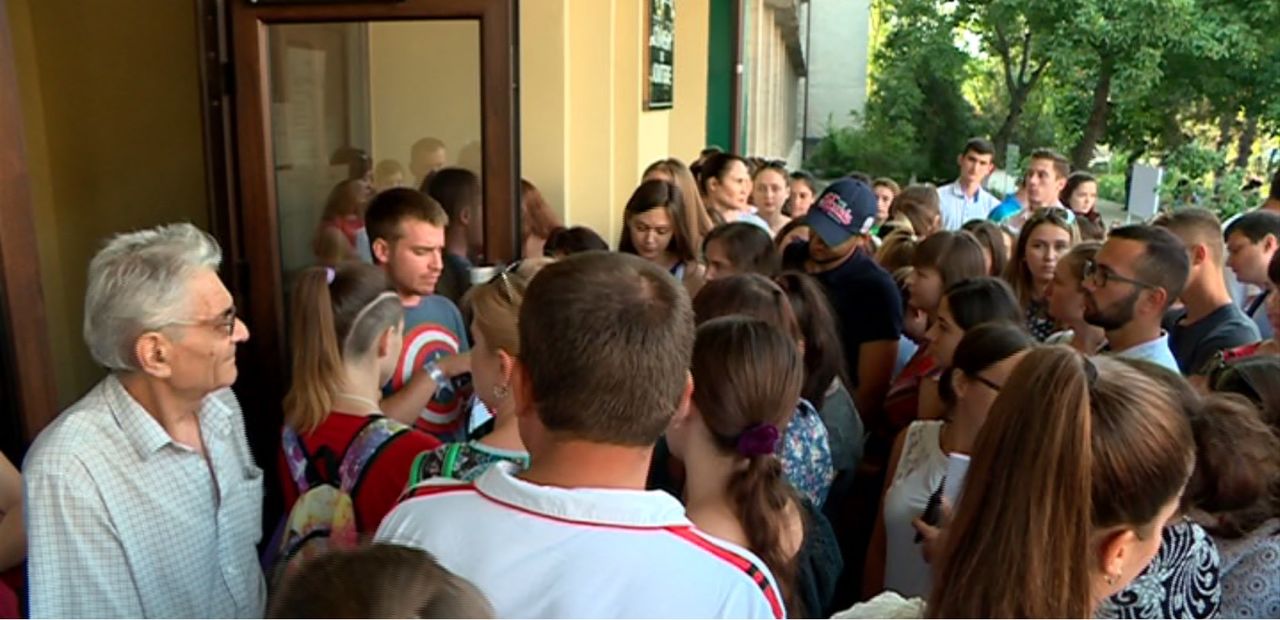Studenţii au format cozi la unele universităţi chiar în prima zi de depunere a dosarelor.