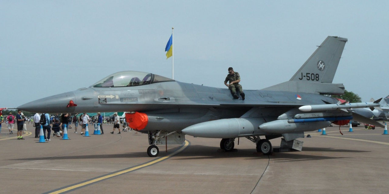 Нидерланды разрешили Украине использовать истребители F-16 для ударов по целям в России.