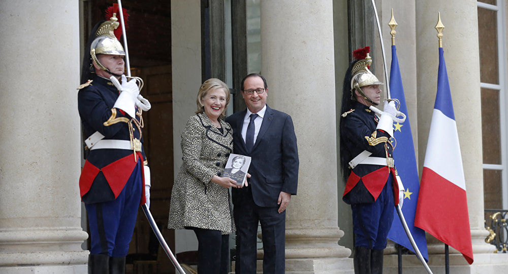 Hijjary Clinton şi Francois Hollande sunt rude îndepărtate, descendenţi ai „regilor blestemaţi". Foto: AFP/ Thomas Samson