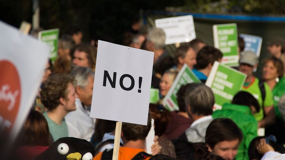 В Мельбурне на акции против COVID-ограничений произошли беспорядки.