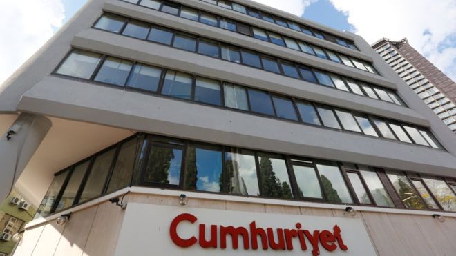 В Турции арестован главный редактор оппозиционной газеты Cumhuriyet.