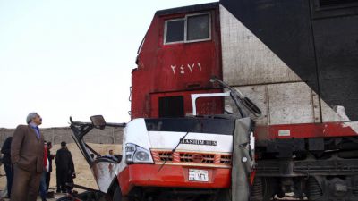 Cel puțin 16 oameni au murit și 30 au fost răniți în urma unei coliziuni dintre un tren și un microbuz de pasageri.  Foto: publika.md