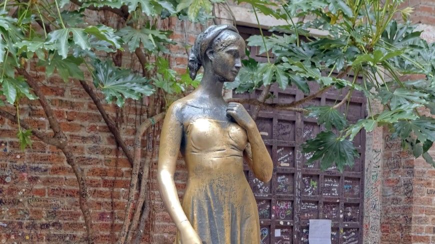 В Вероне туристы "пристают" к статуе Джульетты.