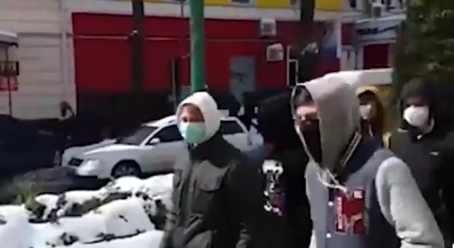 Полицейские передали родителям задержанных в центре столицы школьников.