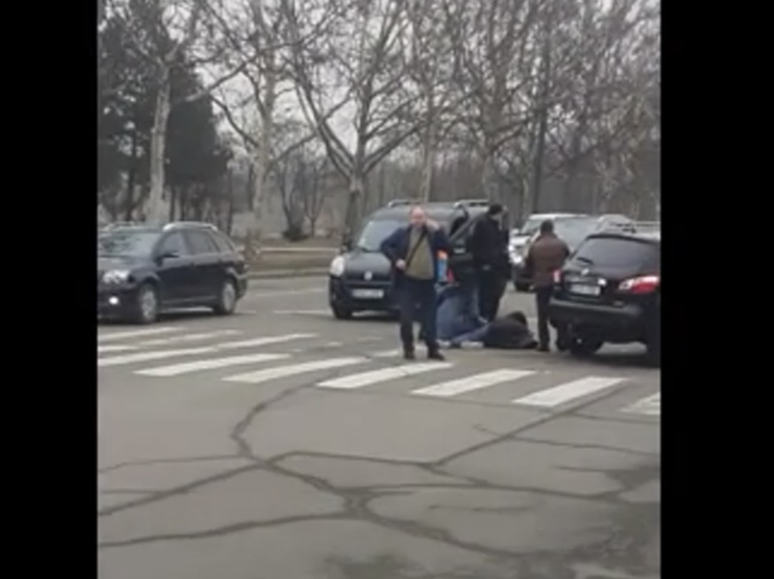 В Кишиневе на пешеходном переходе сбили женщину.