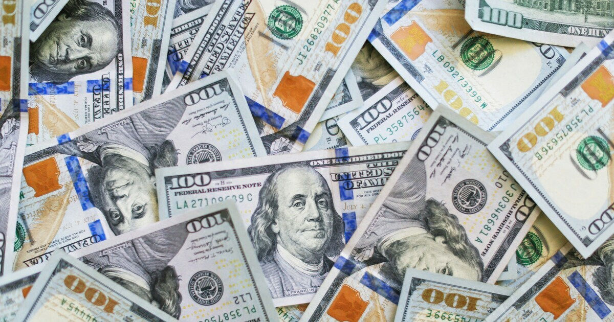 O moldoveancă a încercat să treacă vama cu 40.000 de mii de dolari nedeclarați.