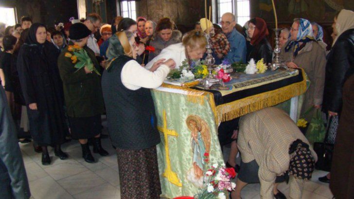 Trecerea pe sub masă este un obicei împământenit în Biserica Ortodoxă. 
