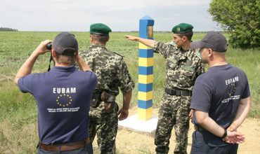 Совместный контроль призван упростить передвижение товаров, транспортных средств и физических лиц в соответствии с принципом "одна остановка - одно окно".