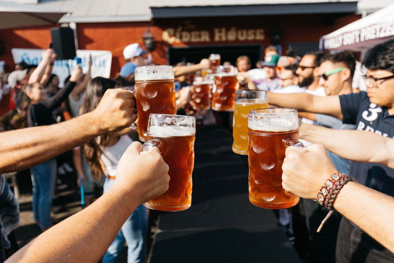 Infracțiuni la Oktoberfest: Bătăi cu halbele de bere, hărțuire și salut nazist.