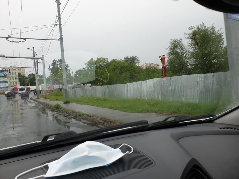 В мэрии ответили про забор, установленный в зеленой зоне на Рышкановке.