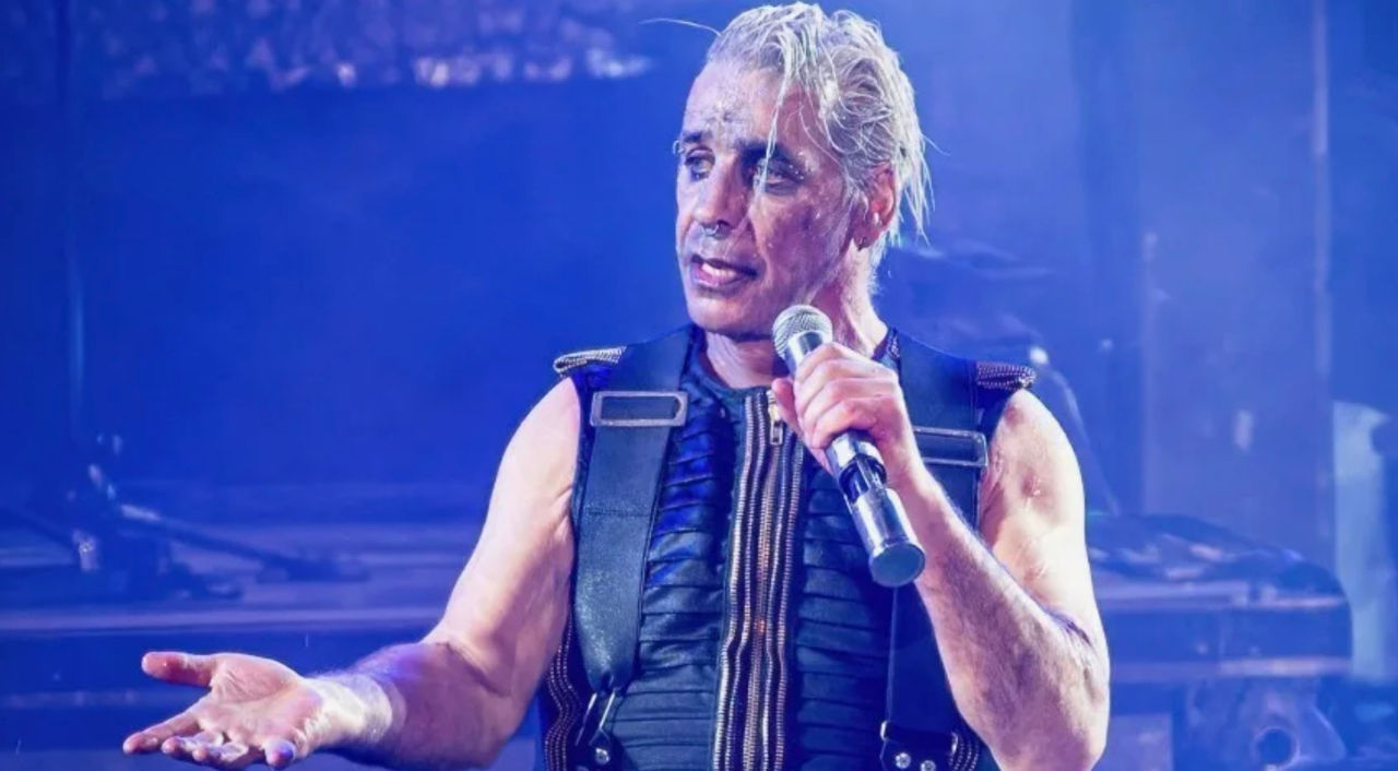 В Лейпциге прошел митинг против солиста Rammstein Линдеманна.