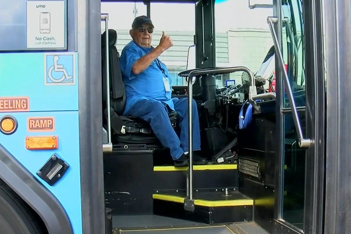 Un bărbat din SUA, recunoscut drept cel mai în vârstă șofer de autobuz din lume.