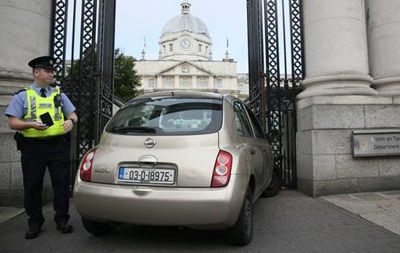 В Дублине женщина въехала в ворота здания правительства.