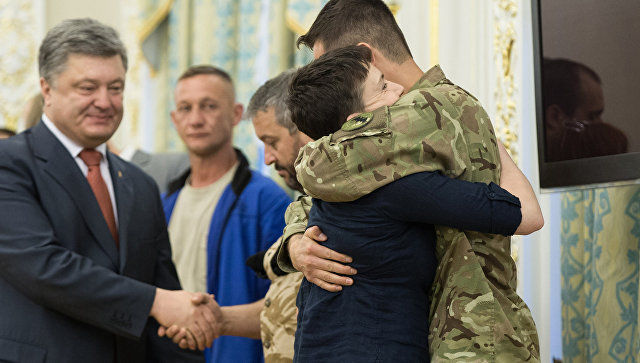 Президента Украины Петра Порошенко просят назначить украинскую военнослужащую Надежду Савченко министром обороны страны.