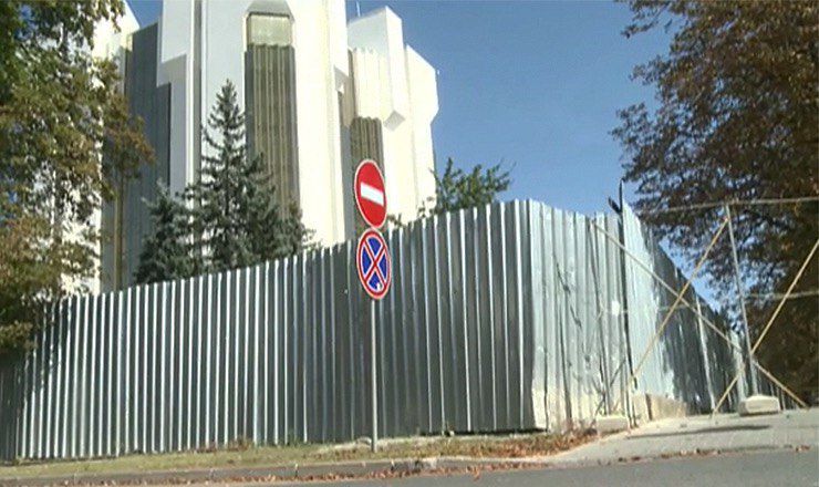 Вокруг президентуры возведен третий по счету забор. 