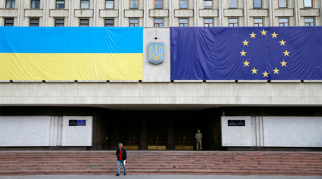 ЕС исключил из списка санкций входивших в окружение Януковича украинцев.
