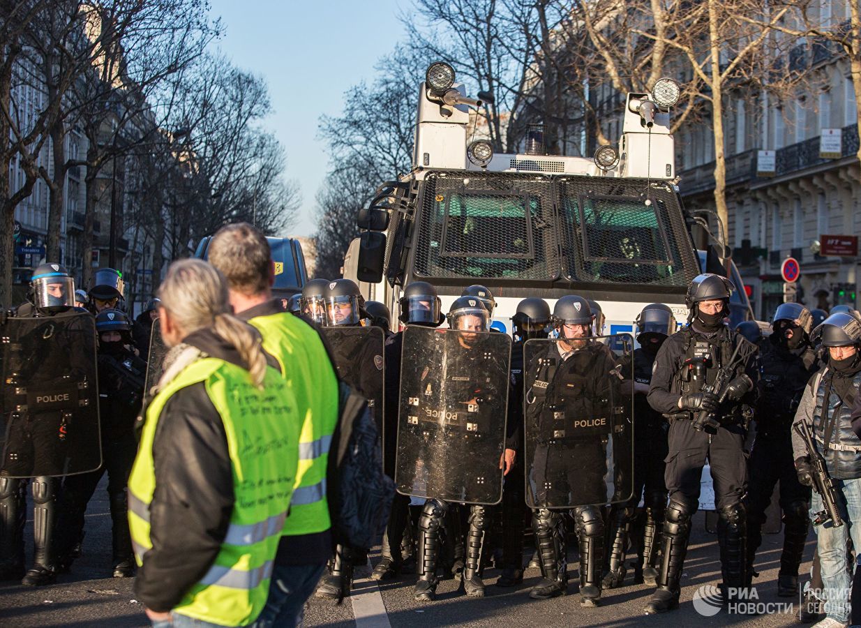 В Париже полиция применила водомет против протестующих "желтых жилетов".
