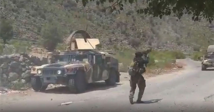 В Афганистане публиковали видео боев афганских военных с талибами.