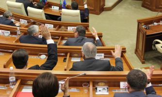 Deputaţii au adoptat astăzi în două lecturi un proiect de lege prin care au completat articolul 35 din Regulamentul Parlamentului.