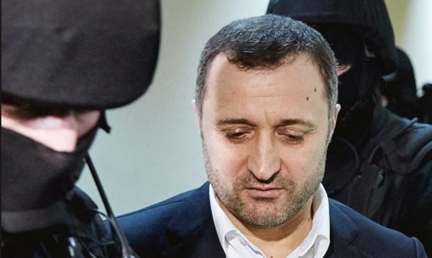 Vladimir Filat a recunoscut că a greşit atunci când a acceptat drept cadou automobilul de lux de model Porsche Cayenne. Foto: karadeniz-press.ro