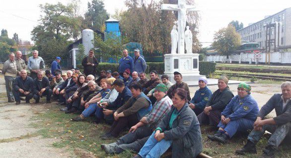 Angajații Căii ferate din Moldova ies la protest, cerând achitarea restanțelor salariale. Foto: independent.md