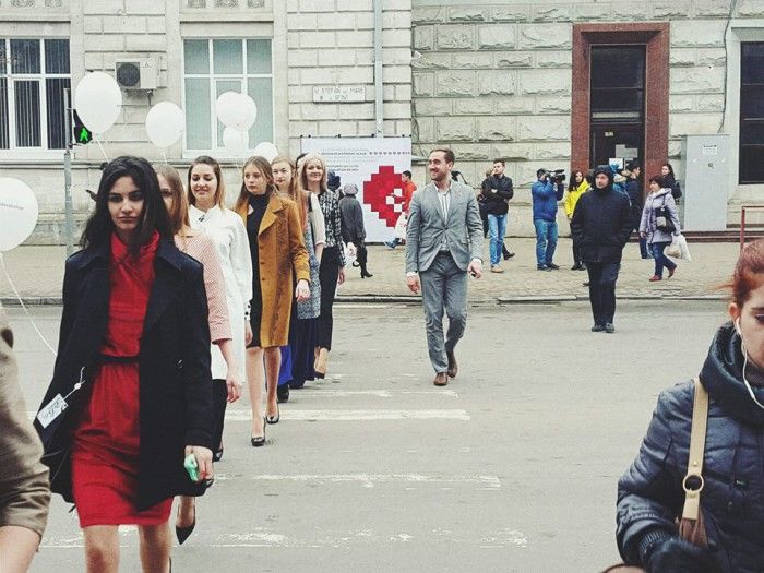 La Chișinău a fost organizată o defilare de modă în plină stradă. Foto: facebook.com / Casa Imago