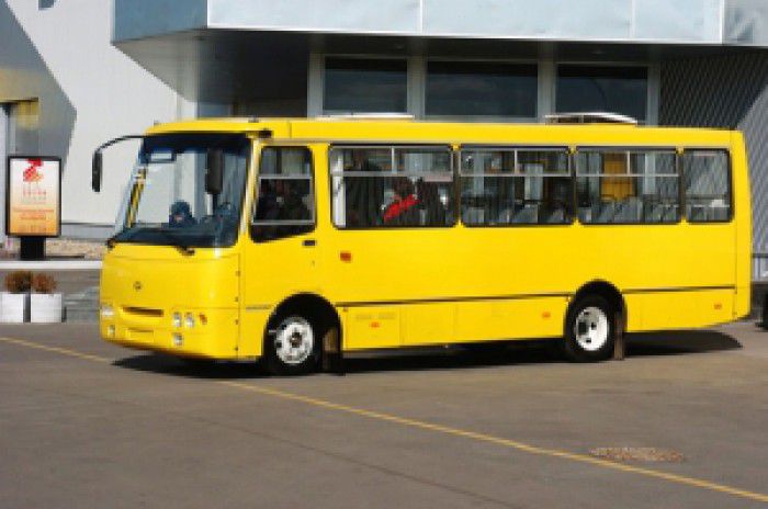 Un autobuz din orașul Harkov, Ucraina a devenit ținta unor focuri de armă. Foto: dialog.ua