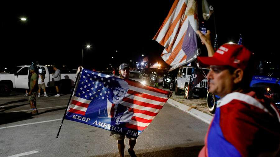 Губернатор Флориды осудил обыски у Трампа: около дома собираются его сторонники.