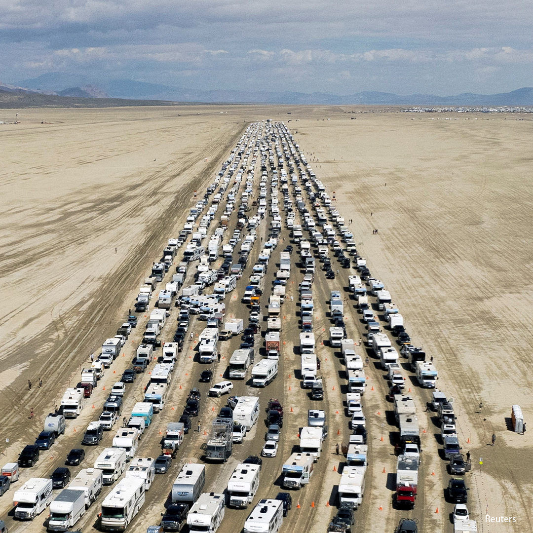 Участники фестиваля Burning Man разъезжаются по домам.