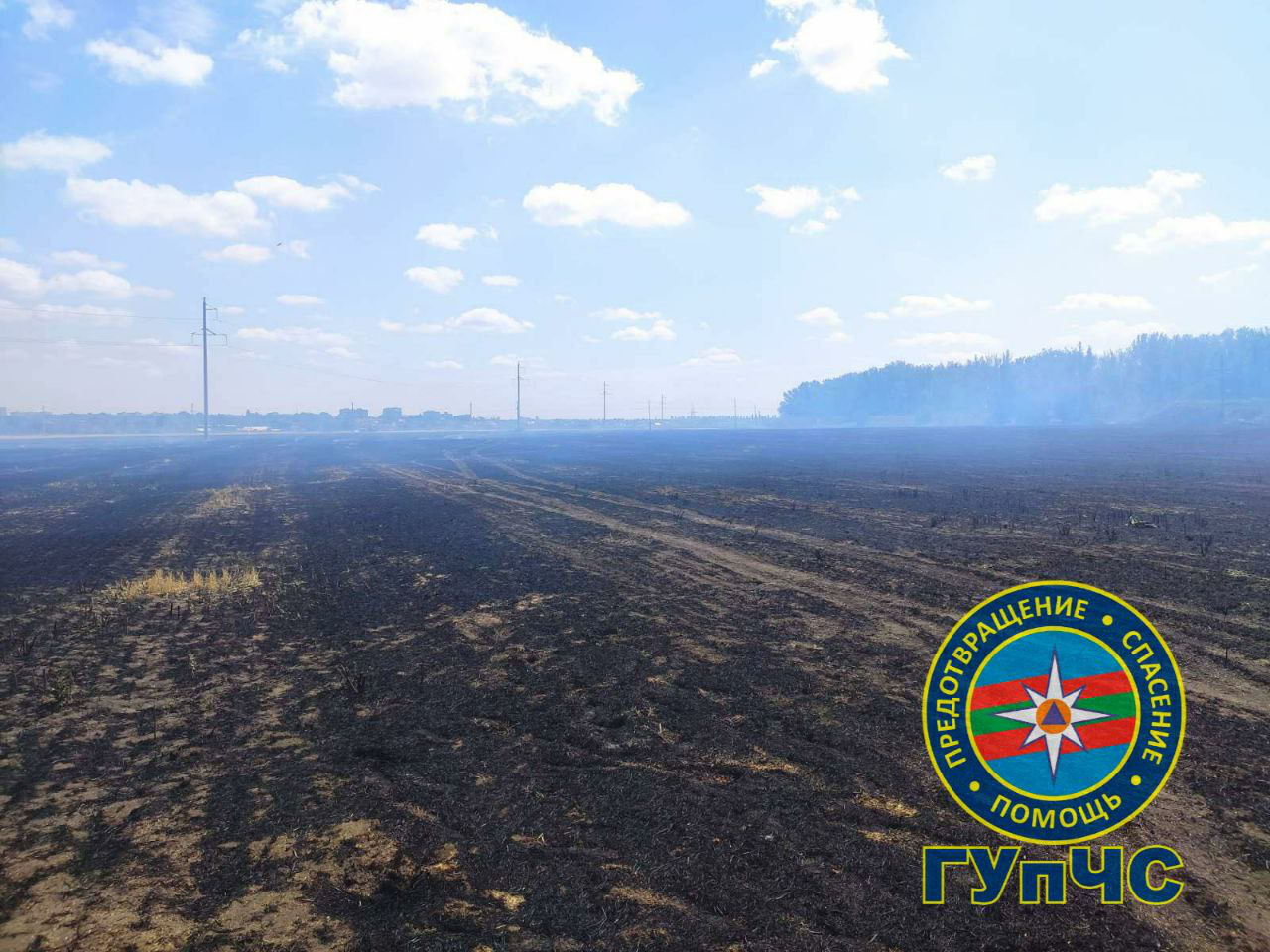 В Тирасполе ликвидируют возгорание сухой травы и полей.