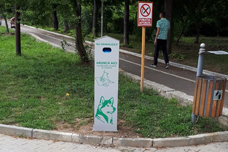 В парках установлены специальные контейнеры. 