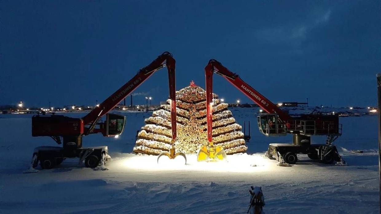 В Карелии построили новогоднюю елку из 3 тысяч бревен.