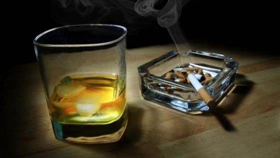 Tigarile si alcoolul s-ar putea scumpi, in schimb masinile s-ar putea ieftini. Foto: bzi.ro