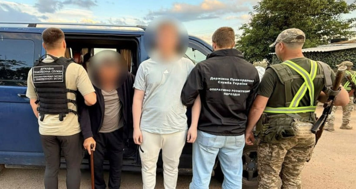 Украинские пограничники нашли тайник с пассажиром в микроавтобусе: везли в Молдову.