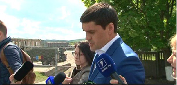 Deputatul PD Constantin Ţuţu, luat în corzi de jurnaliști. Foto: shok.md
