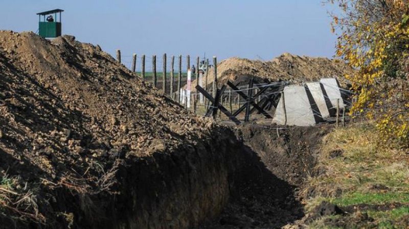 На Украине выявили присвоение средств при строительстве стены с Россией.